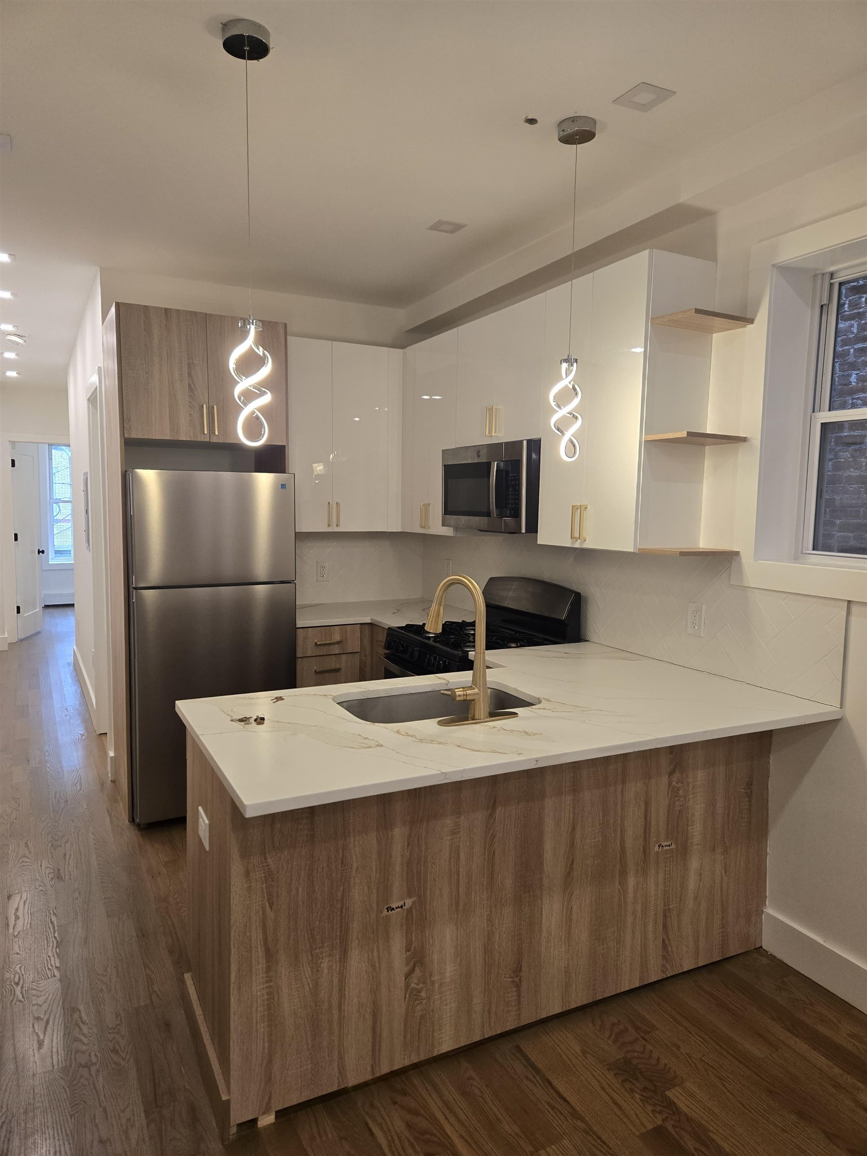 232 VAN HORNE ST Unit: 4