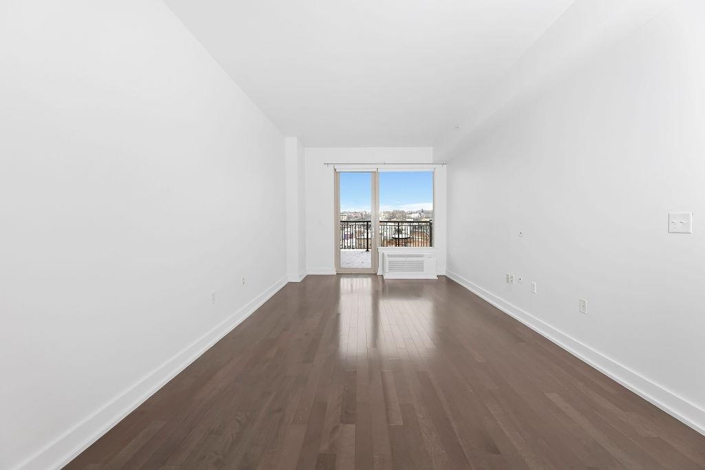 3312 HUDSON AVE Unit: 8N