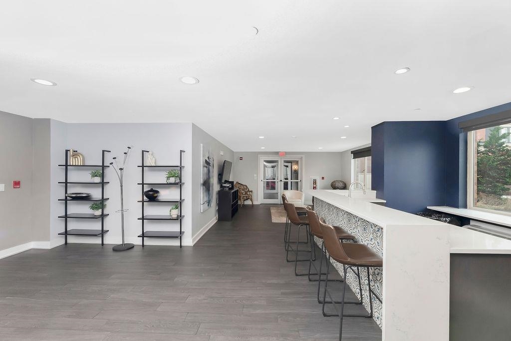 3312 HUDSON AVE Unit: 8N