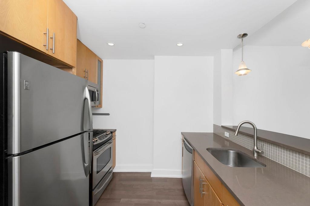 3312 HUDSON AVE Unit: 8N