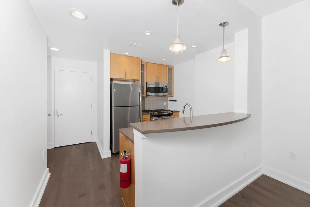 3312 HUDSON AVE Unit: 8N