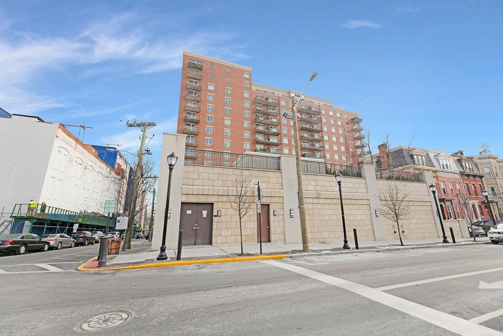 3312 HUDSON AVE Unit: 8N