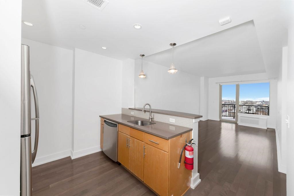 3312 HUDSON AVE Unit: 8N