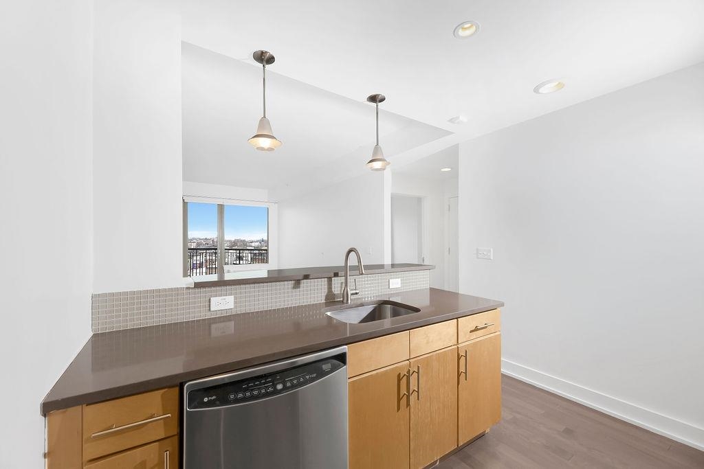 3312 HUDSON AVE Unit: 8N