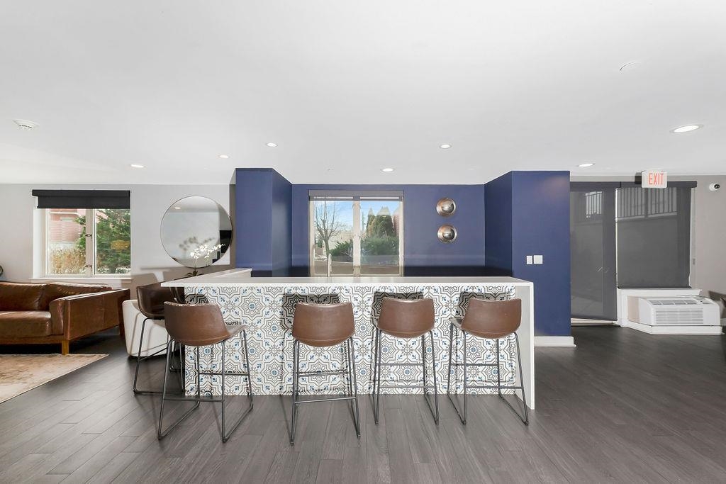 3312 HUDSON AVE Unit: 8N