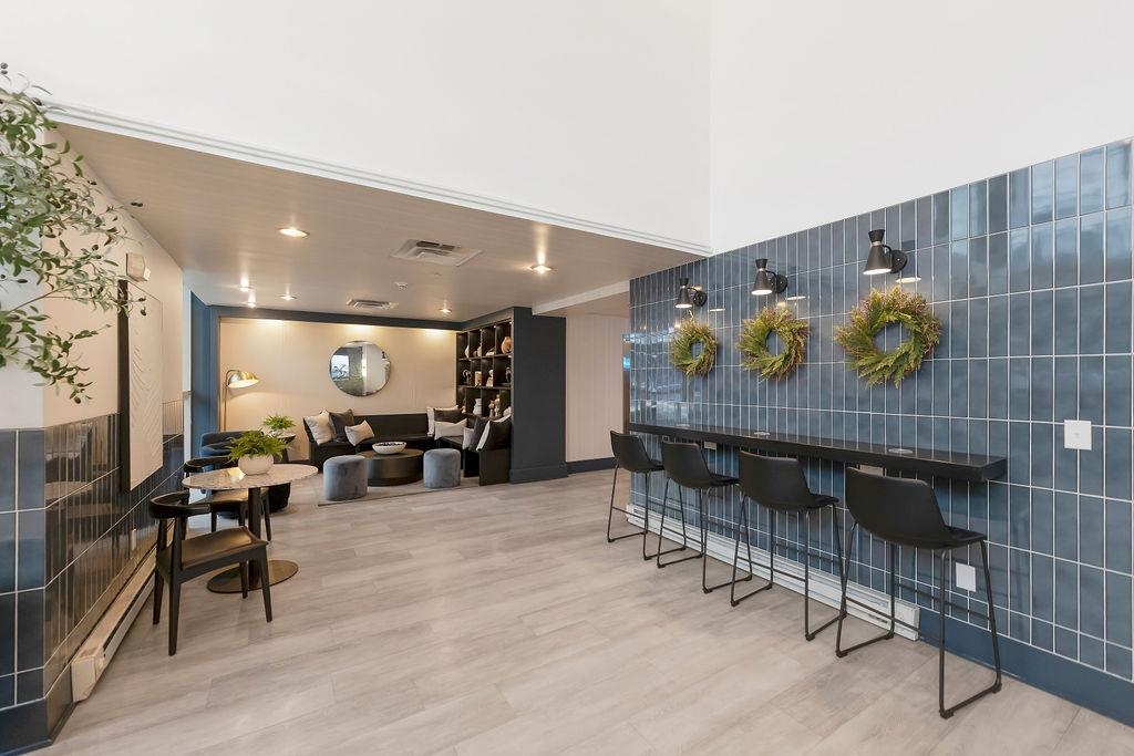 3312 HUDSON AVE Unit: 8N