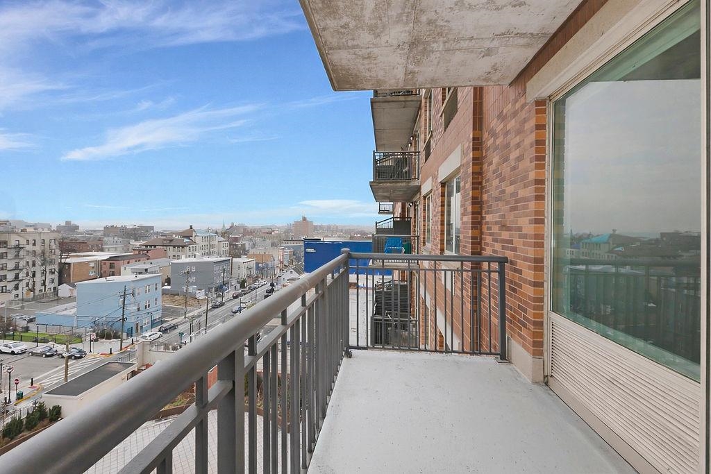 3312 HUDSON AVE Unit: 8N
