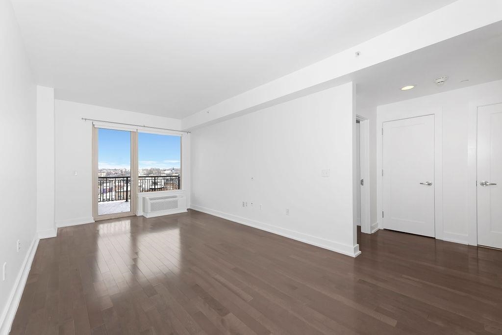 3312 HUDSON AVE Unit: 8N