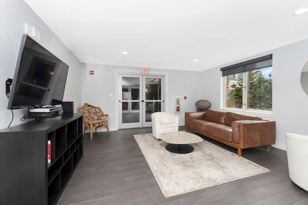 3312 HUDSON AVE Unit: 8N