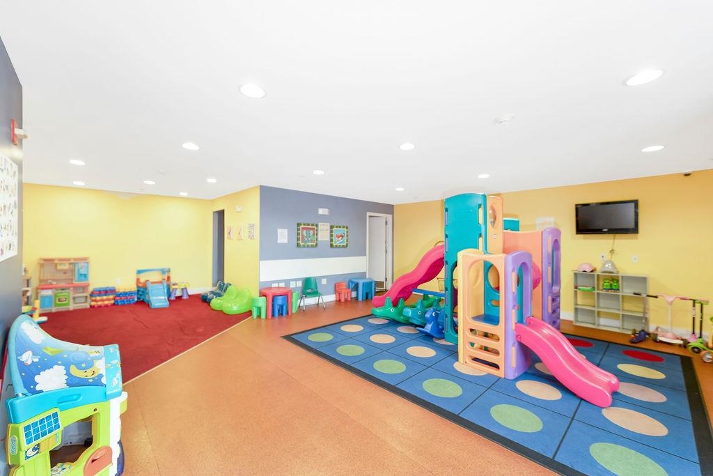 3312 HUDSON AVE Unit: 8N