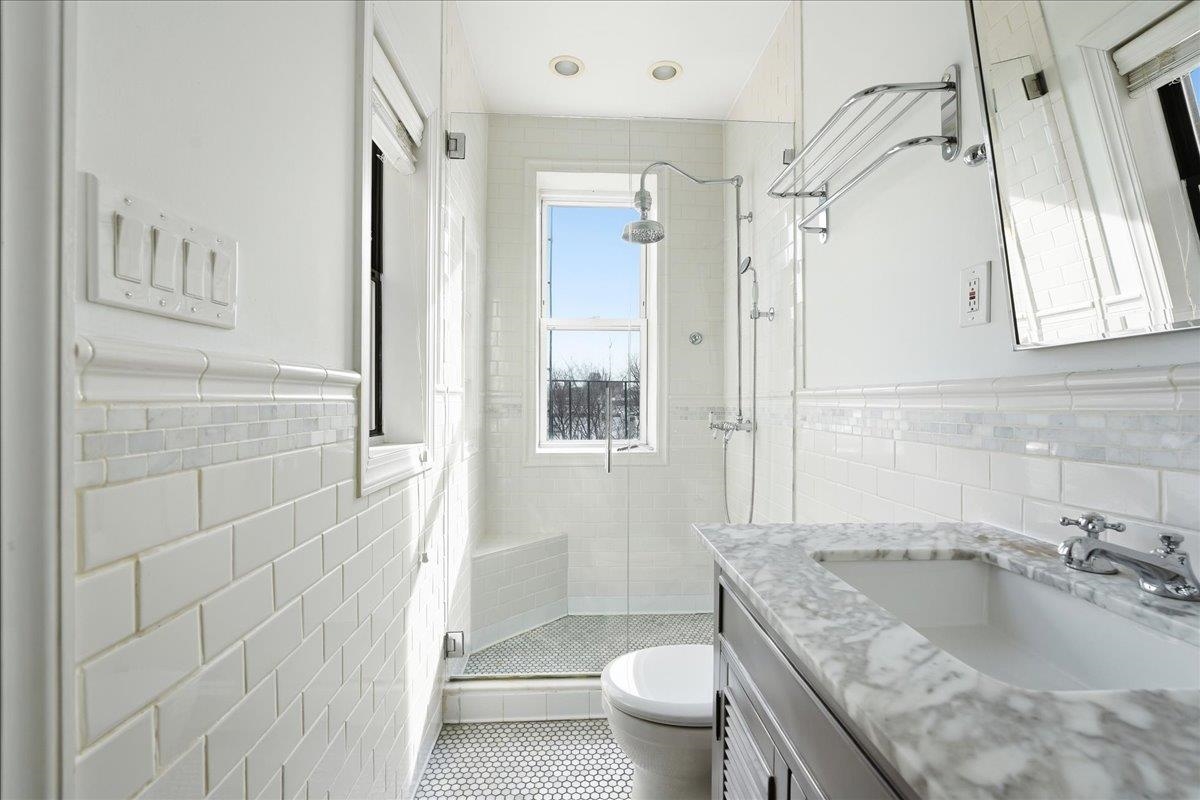 1013 PARK AVE 10TH ST Unit: 5L