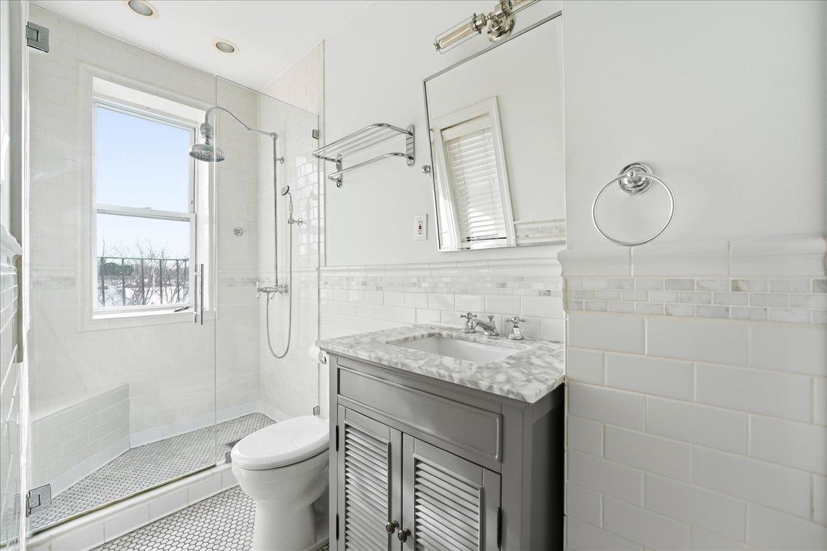 1013 PARK AVE 10TH ST Unit: 5L