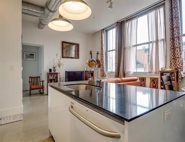 8 ERIE ST Unit: 202