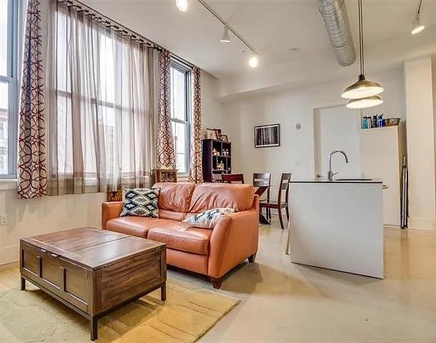 8 ERIE ST Unit: 202