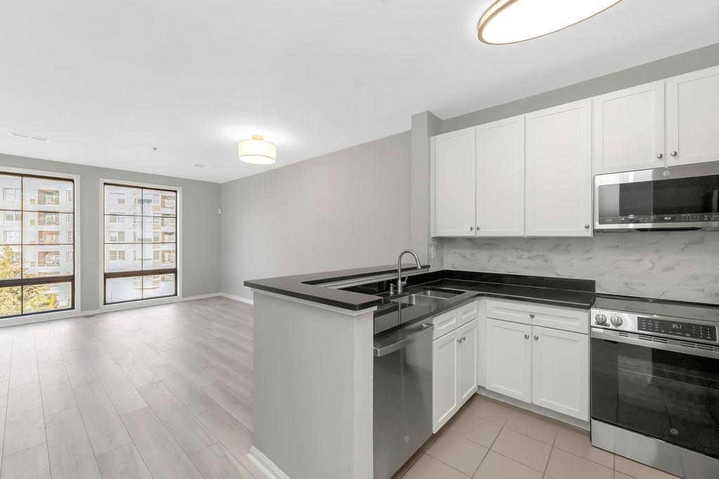 24 AVENUE AT PORT IMPERIAL Unit: 318