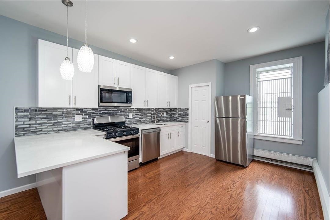 232 VAN HORNE ST Unit: 2