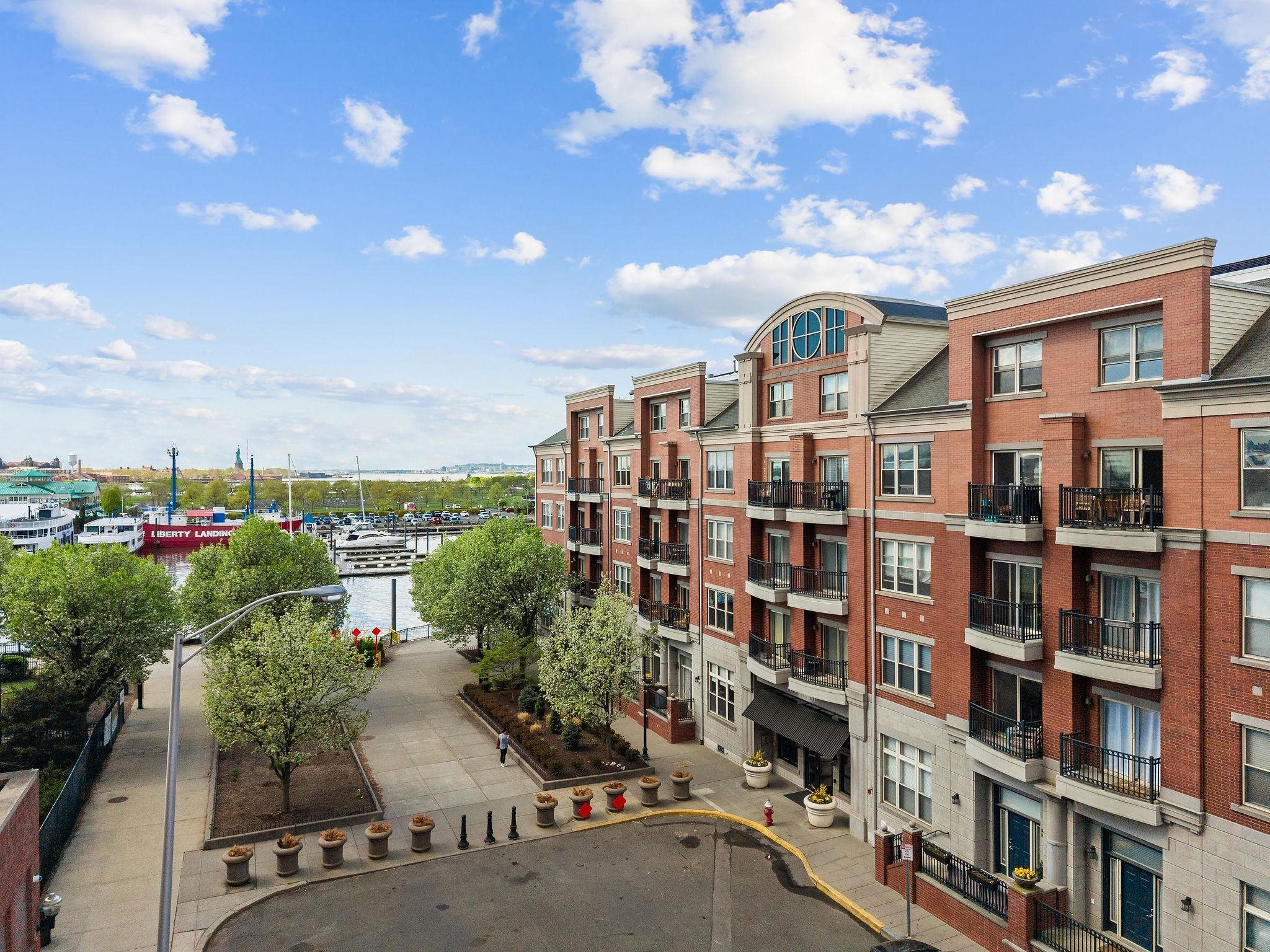 15 WARREN ST Unit: 218