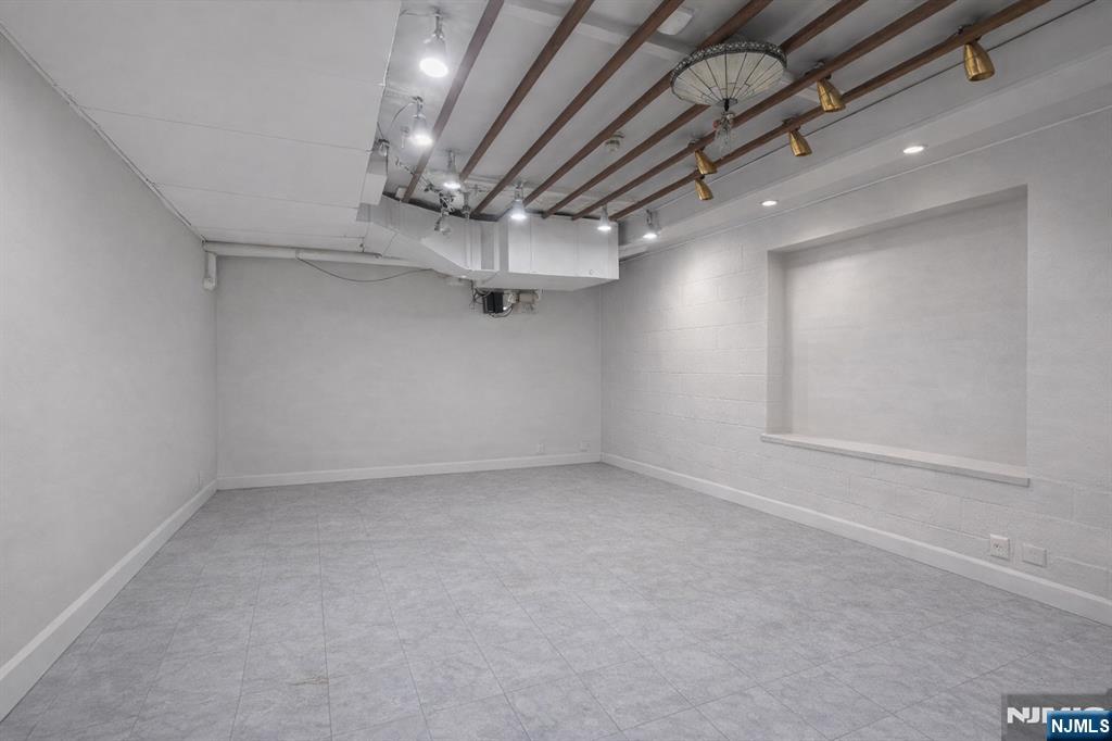 1 Ridgewood Avenue LL-8