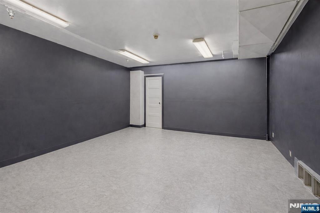 1 Ridgewood Avenue LL-8