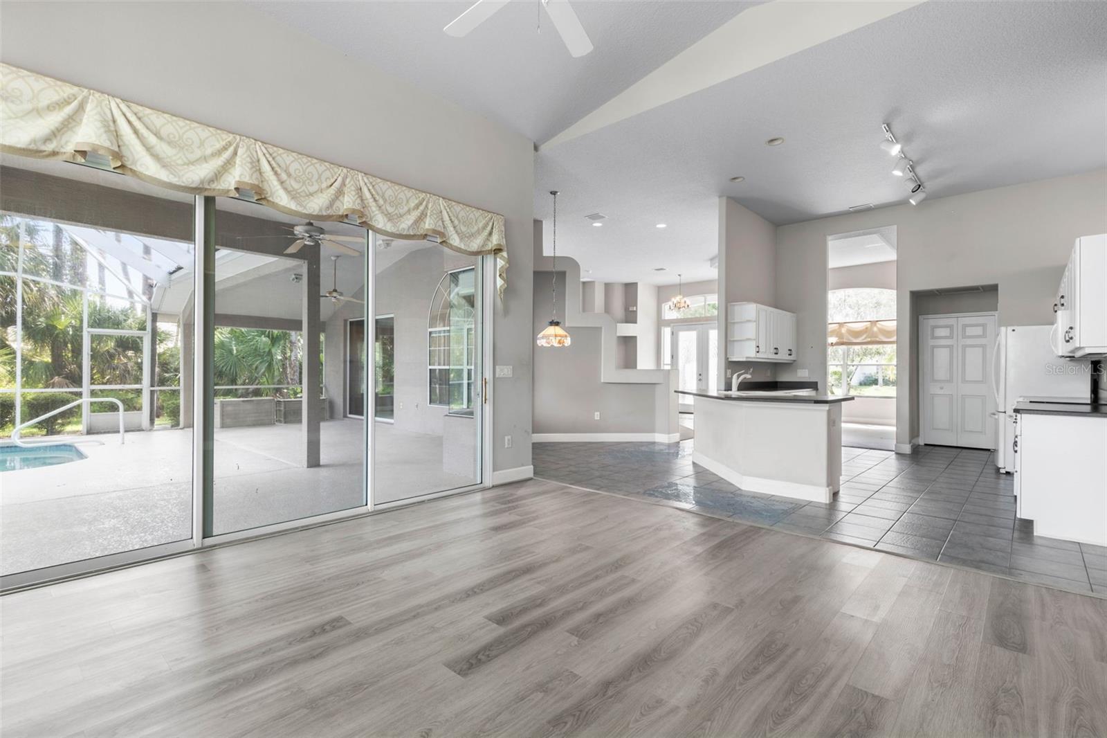 81 BROWNSTONE LN