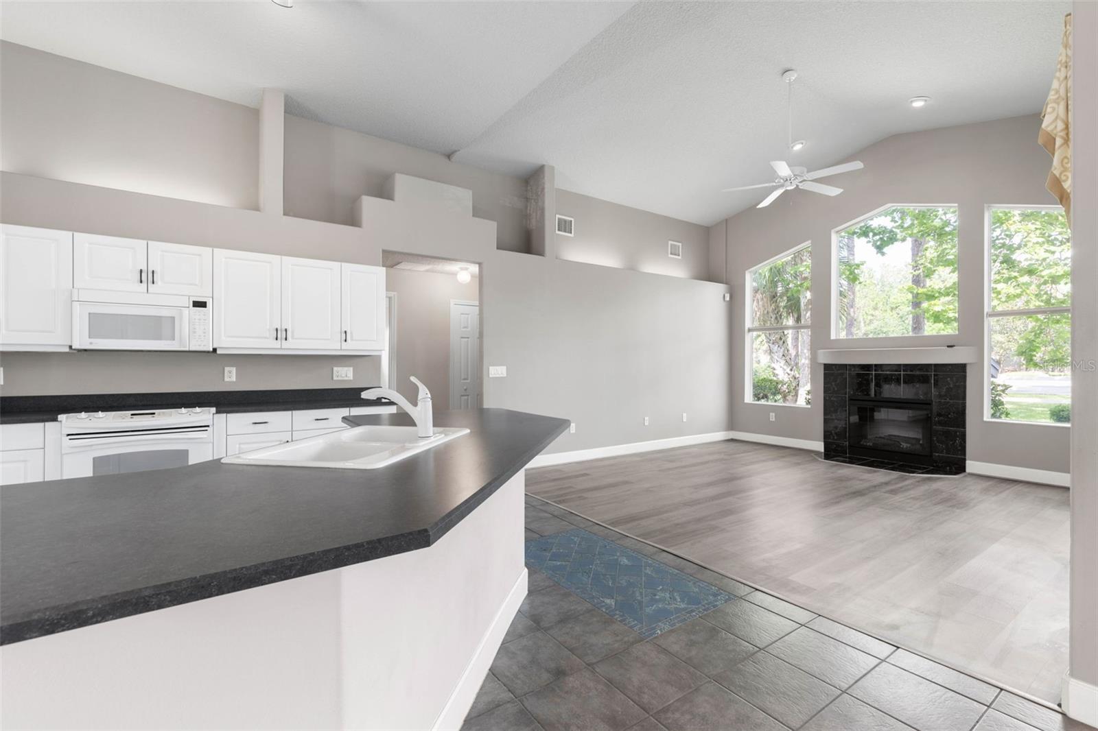 81 BROWNSTONE LN
