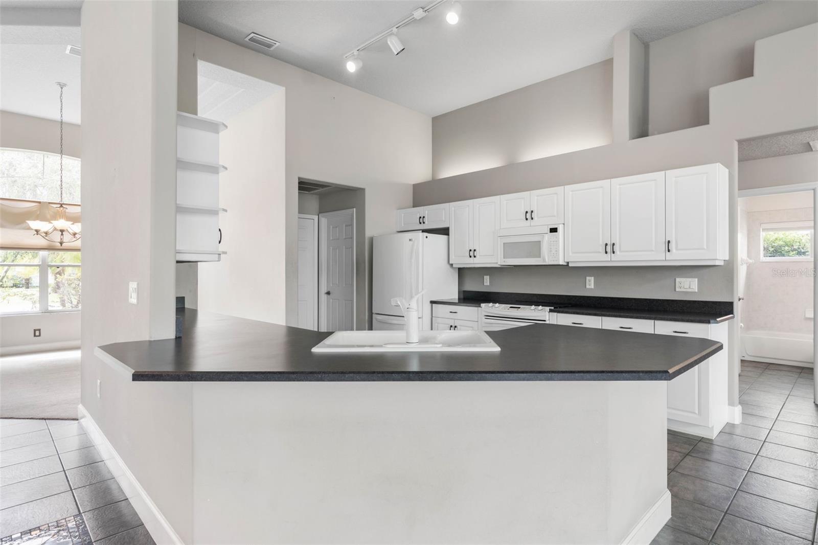 81 BROWNSTONE LN