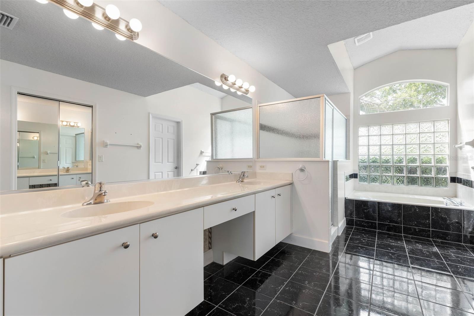 81 BROWNSTONE LN