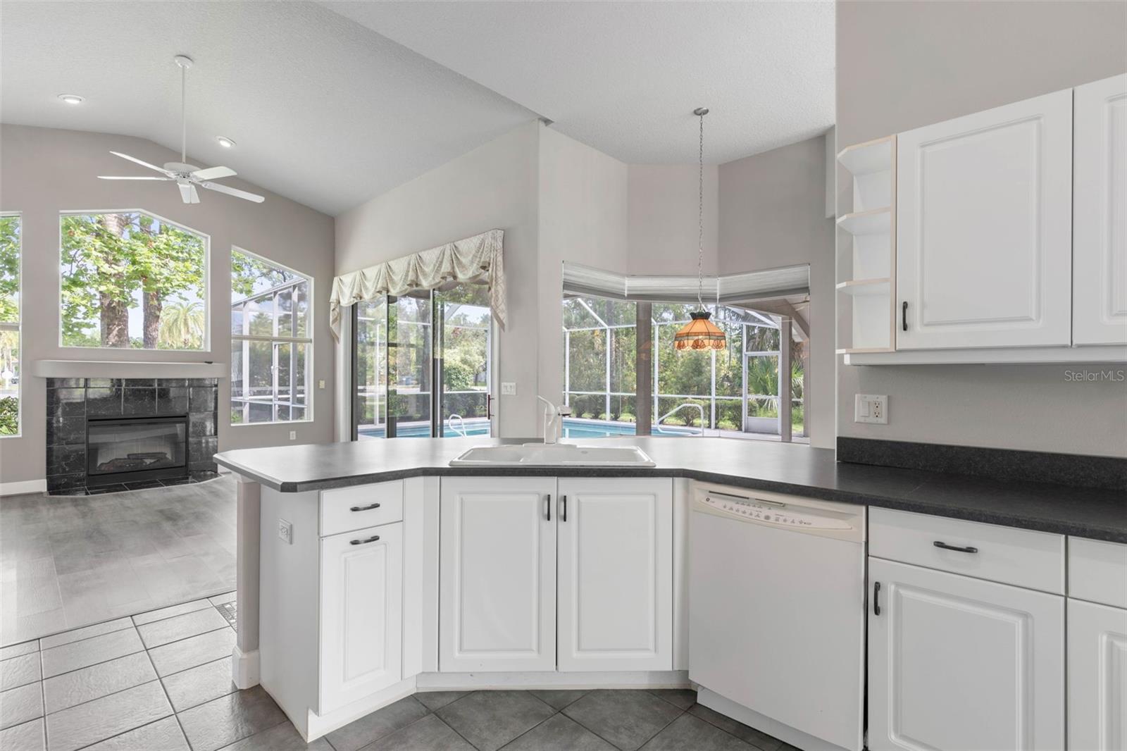 81 BROWNSTONE LN