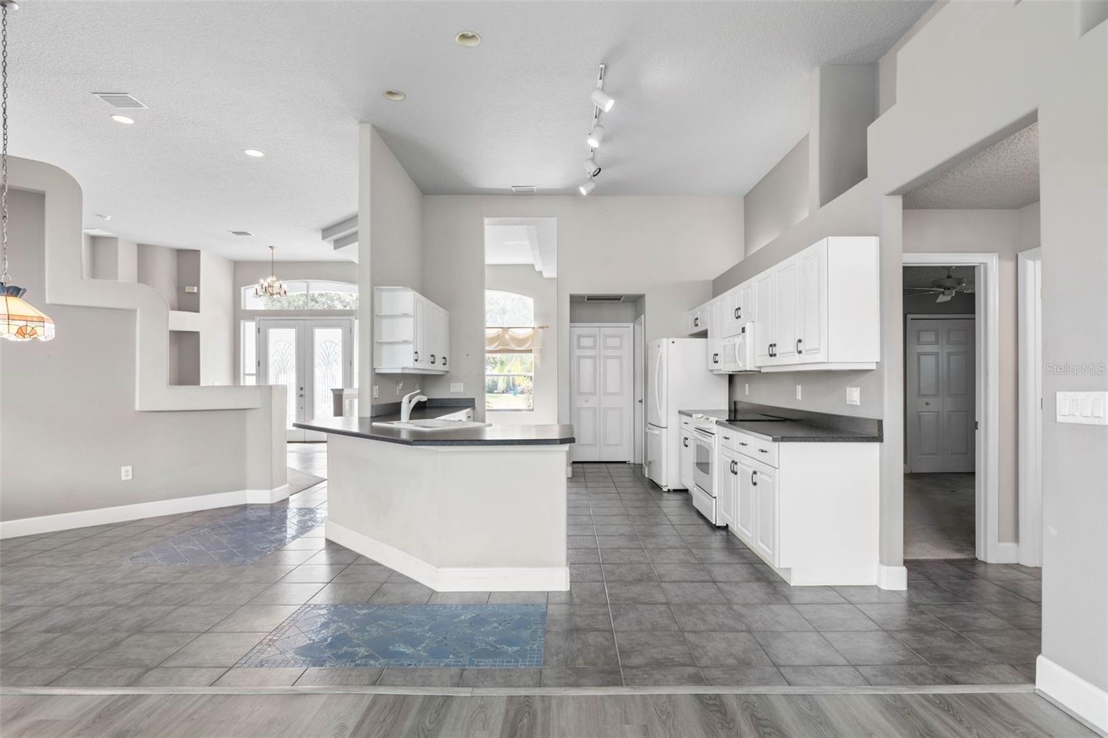 81 BROWNSTONE LN