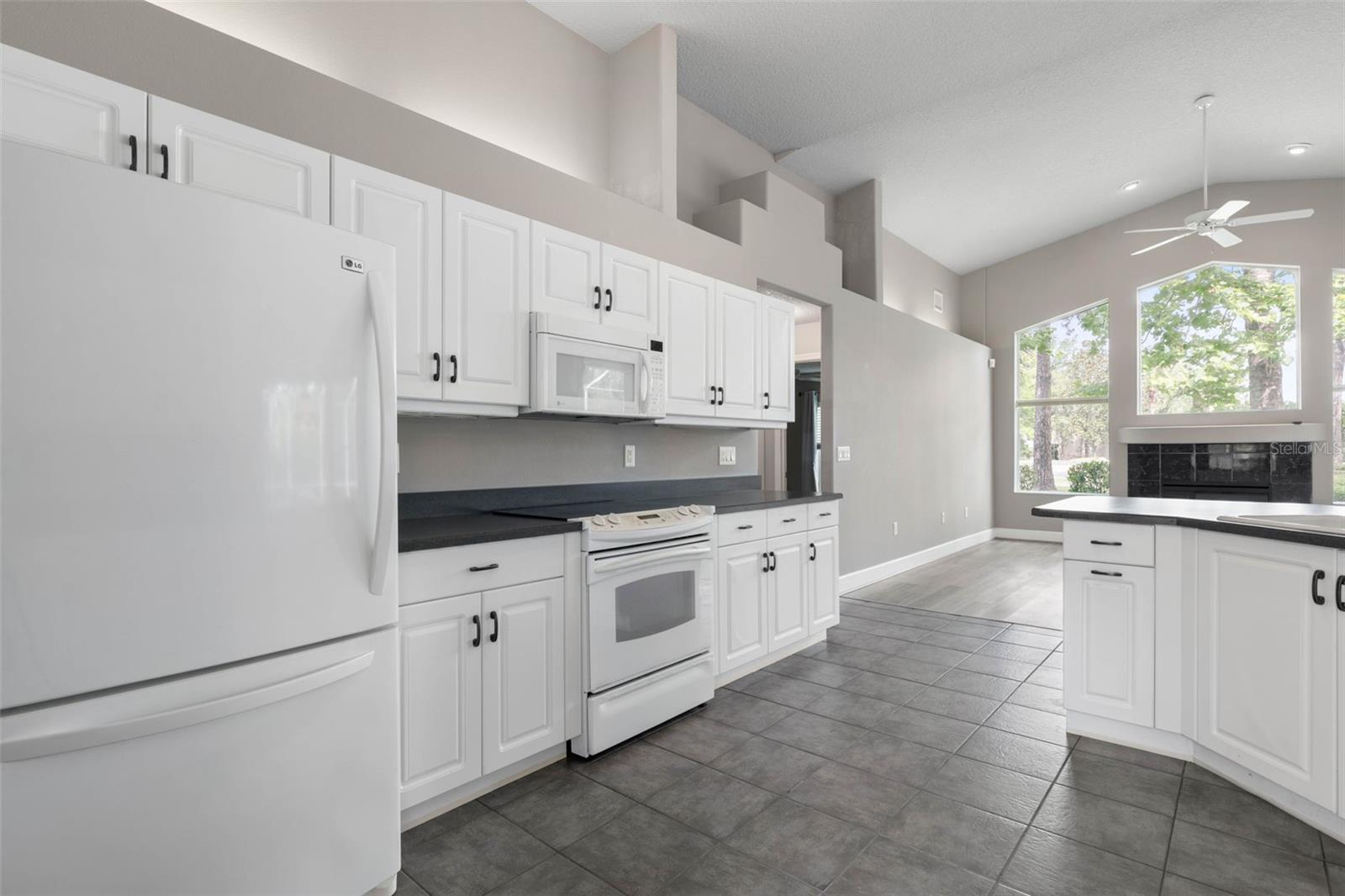 81 BROWNSTONE LN