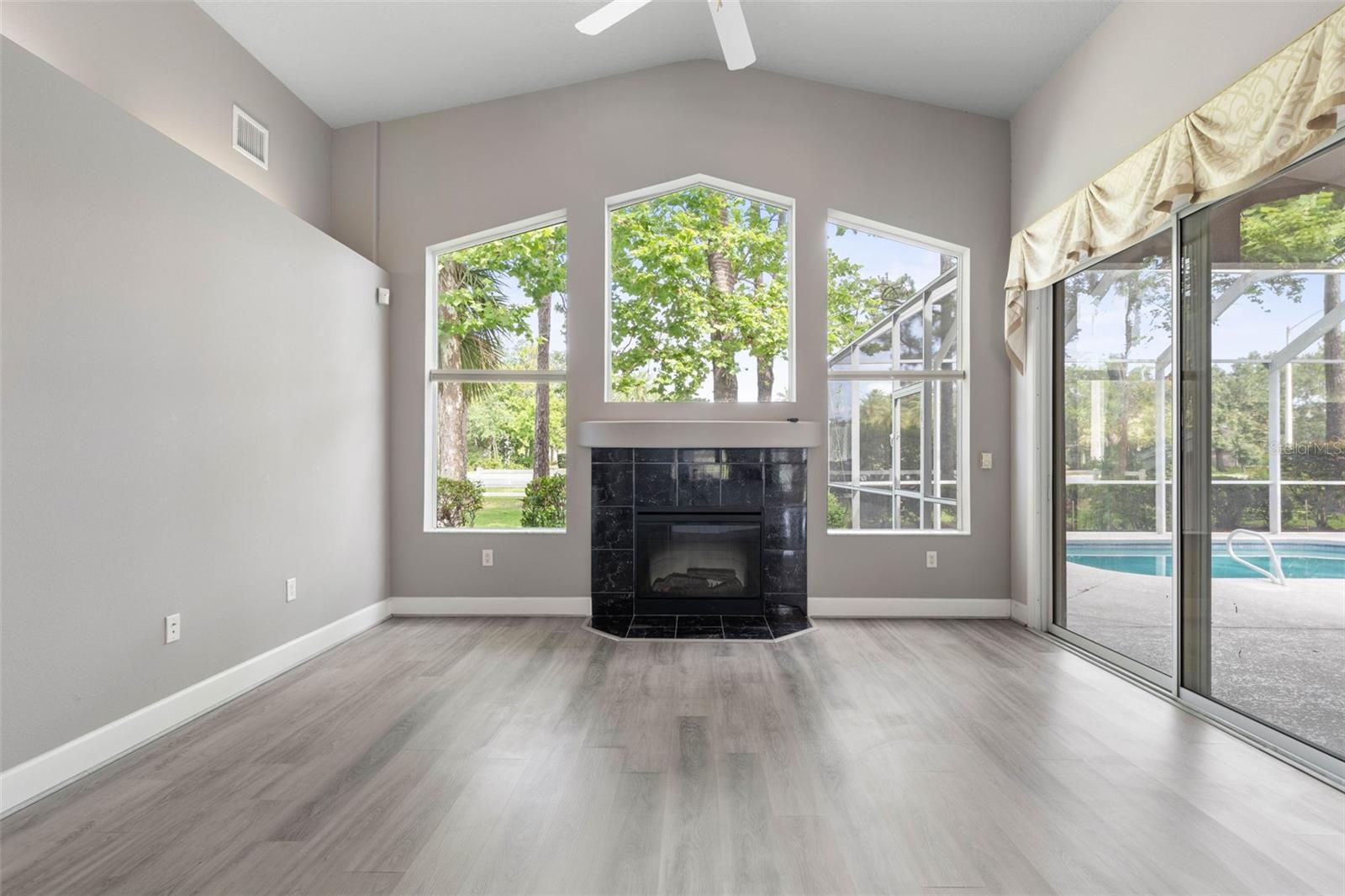 81 BROWNSTONE LN