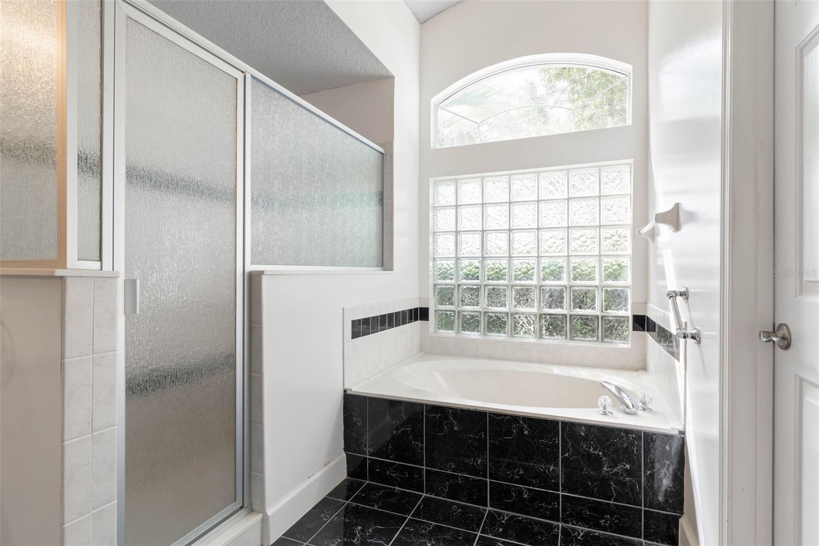 81 BROWNSTONE LN