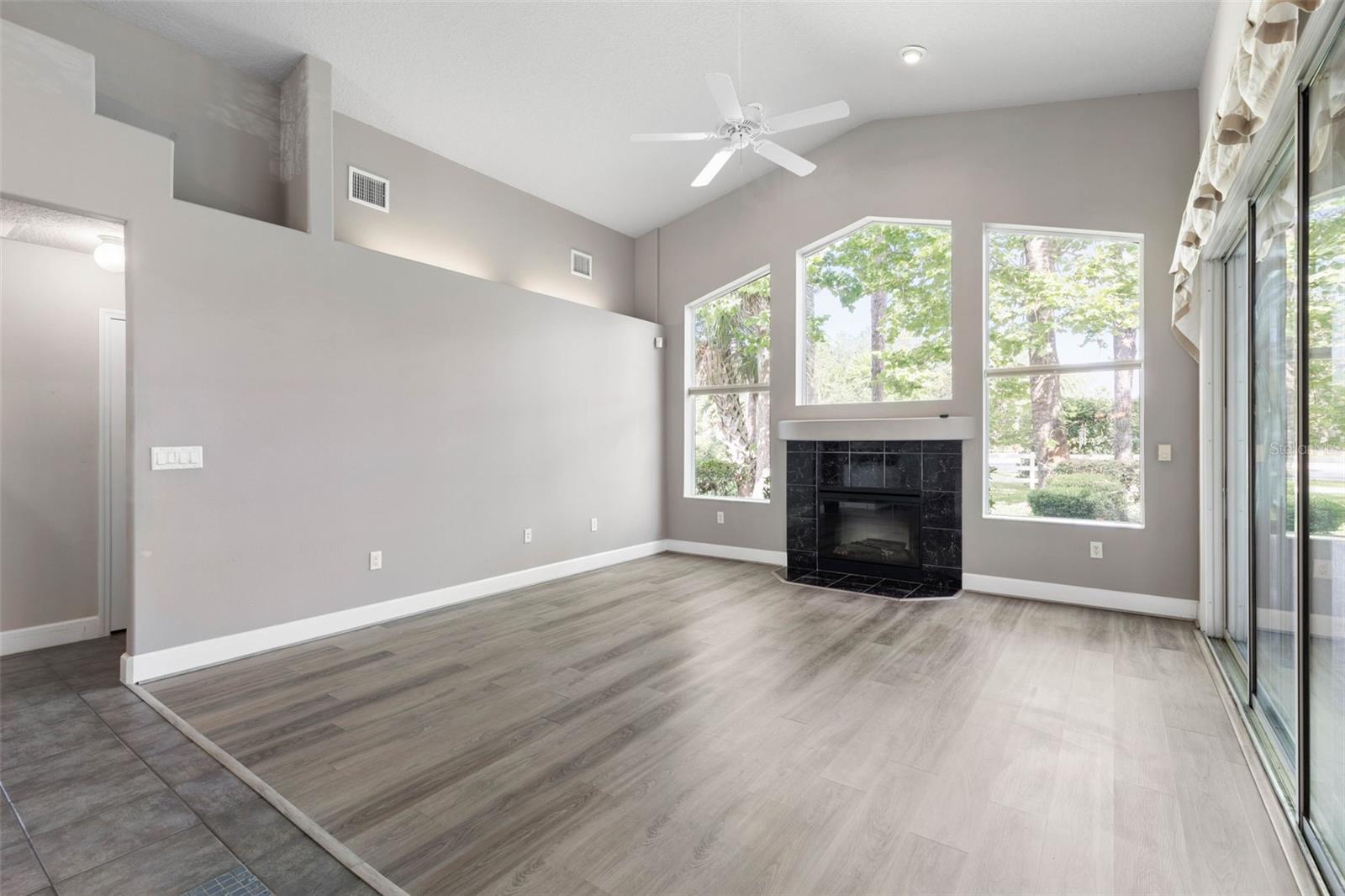 81 BROWNSTONE LN