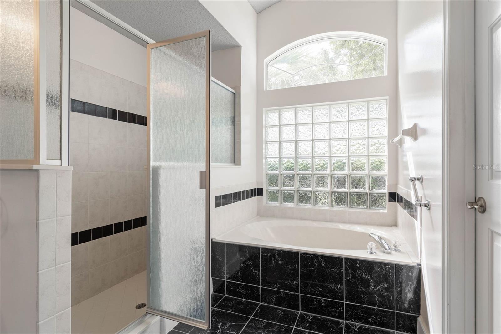 81 BROWNSTONE LN