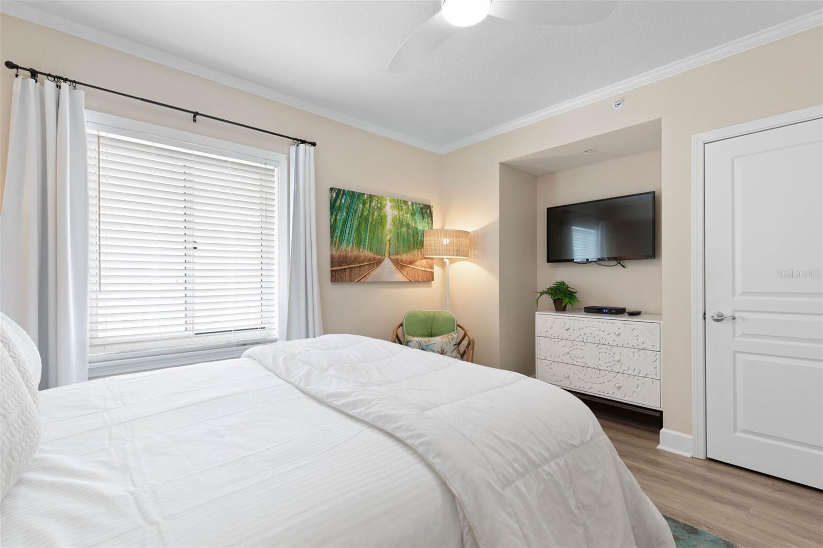 200 OCEAN CREST DR #906