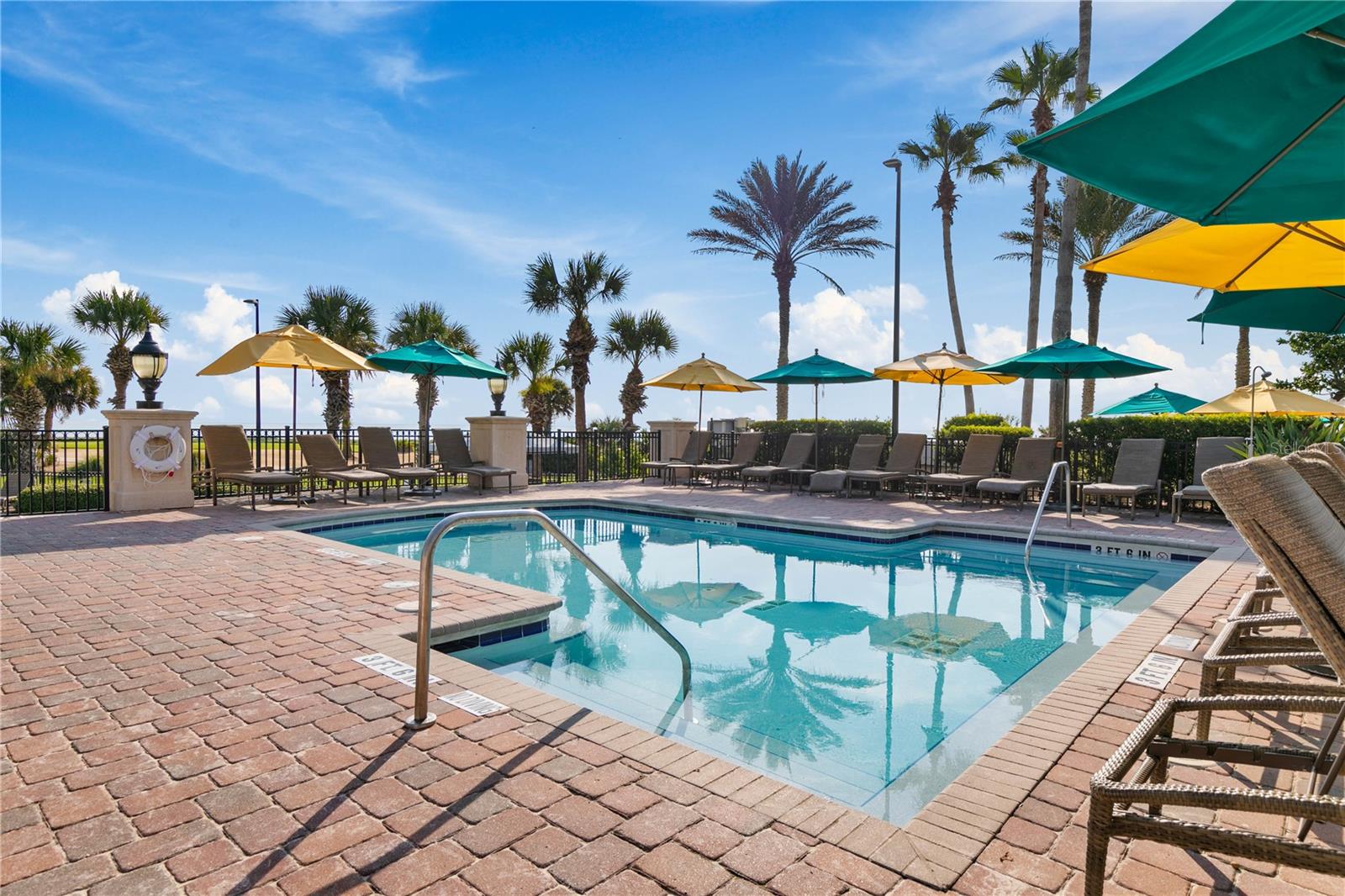 200 OCEAN CREST DR #542