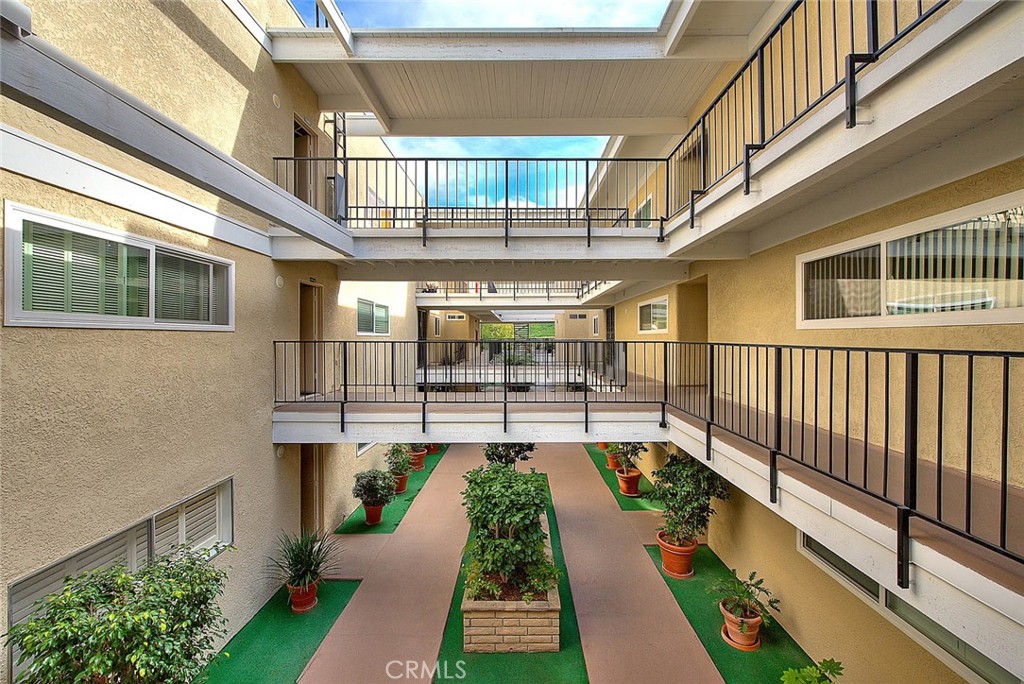 5517 Paseo Del Lago E 2B