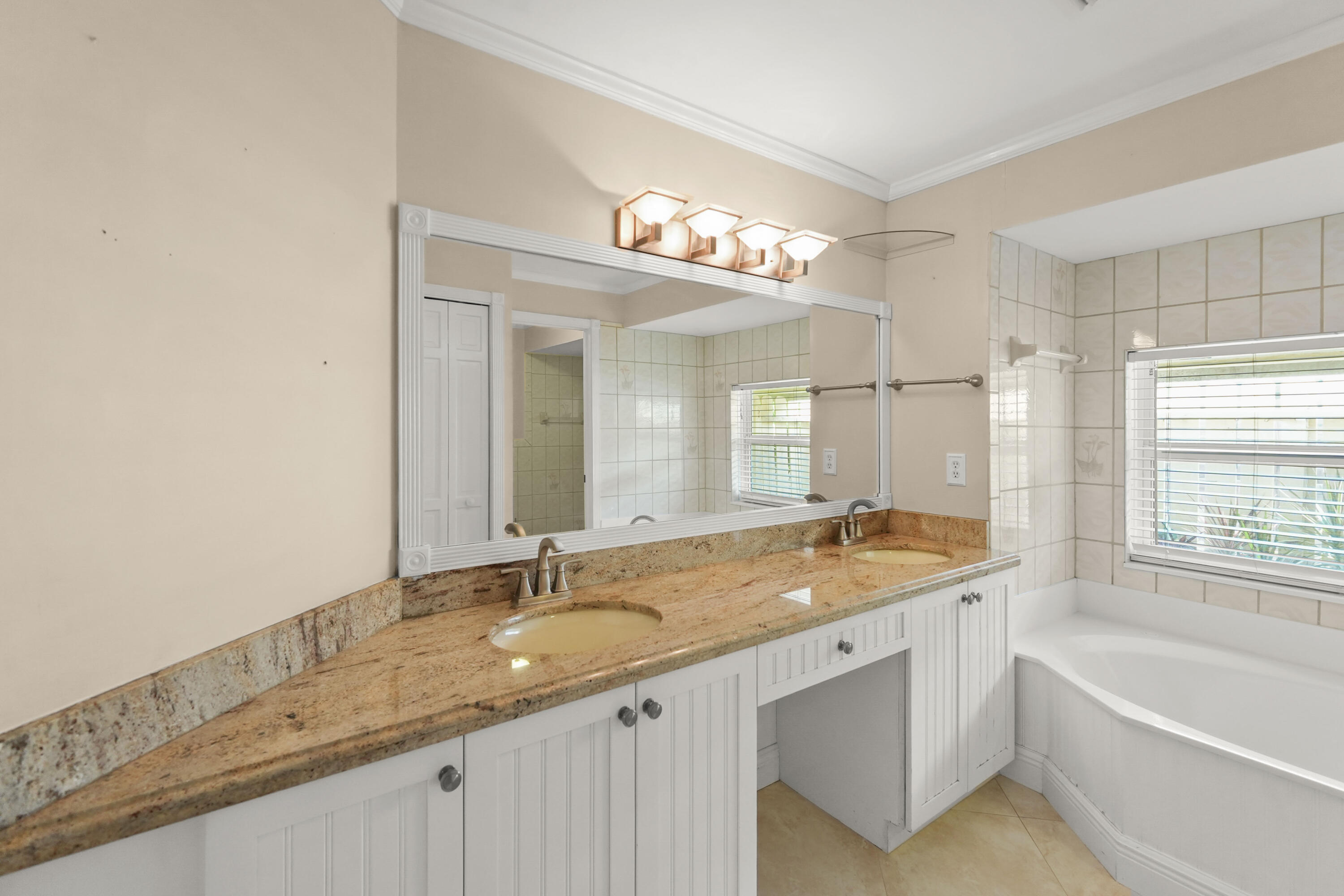 9746 SE Landing Place