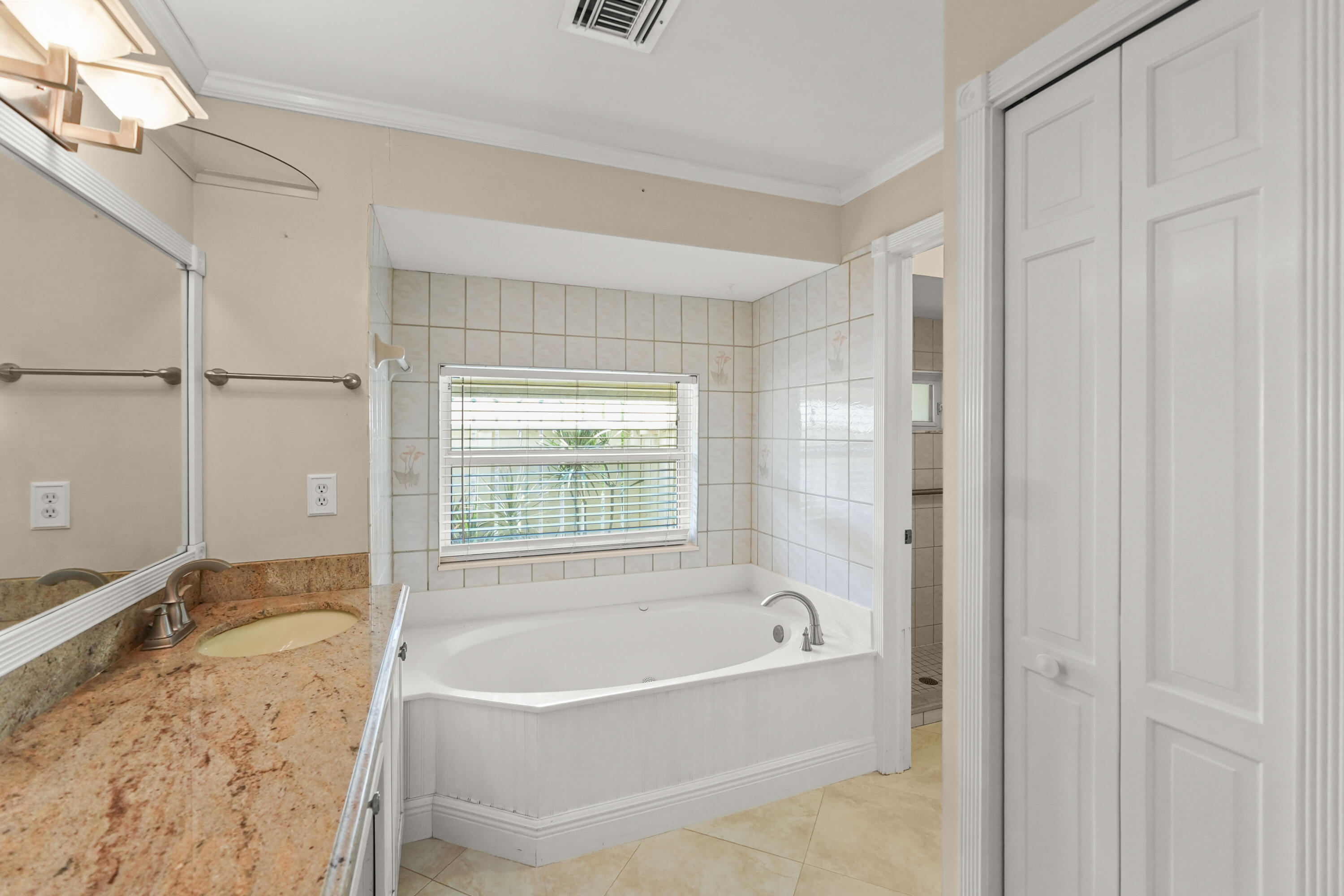 9746 SE Landing Place