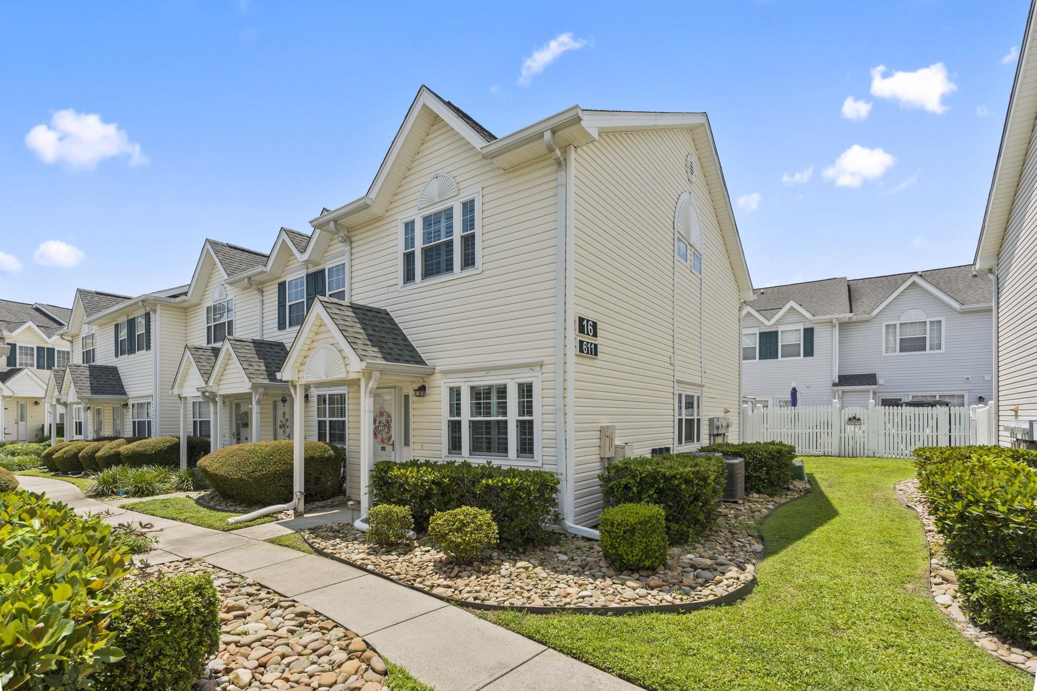 611 2nd Ave. S Unit: 16 E