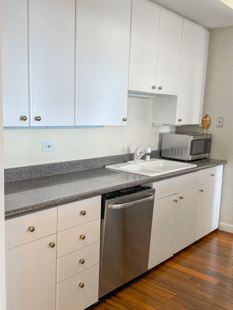 111 E Chestnut Street Unit: 42J