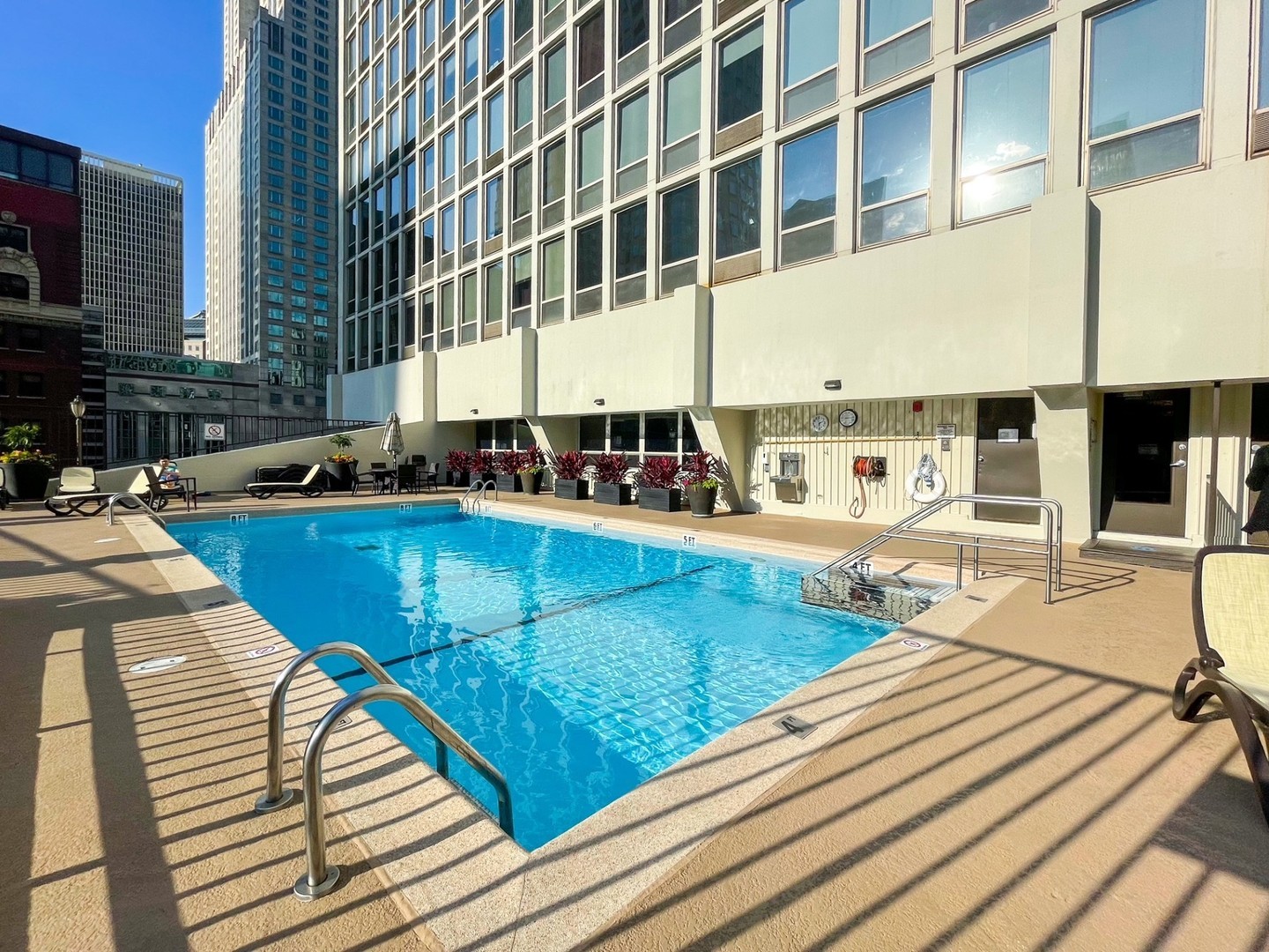 111 E Chestnut Street Unit: 42J