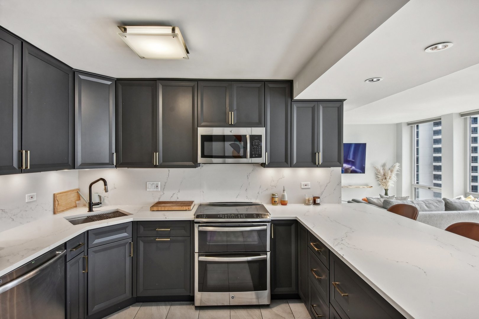111 E Chestnut Street Unit: 31DE