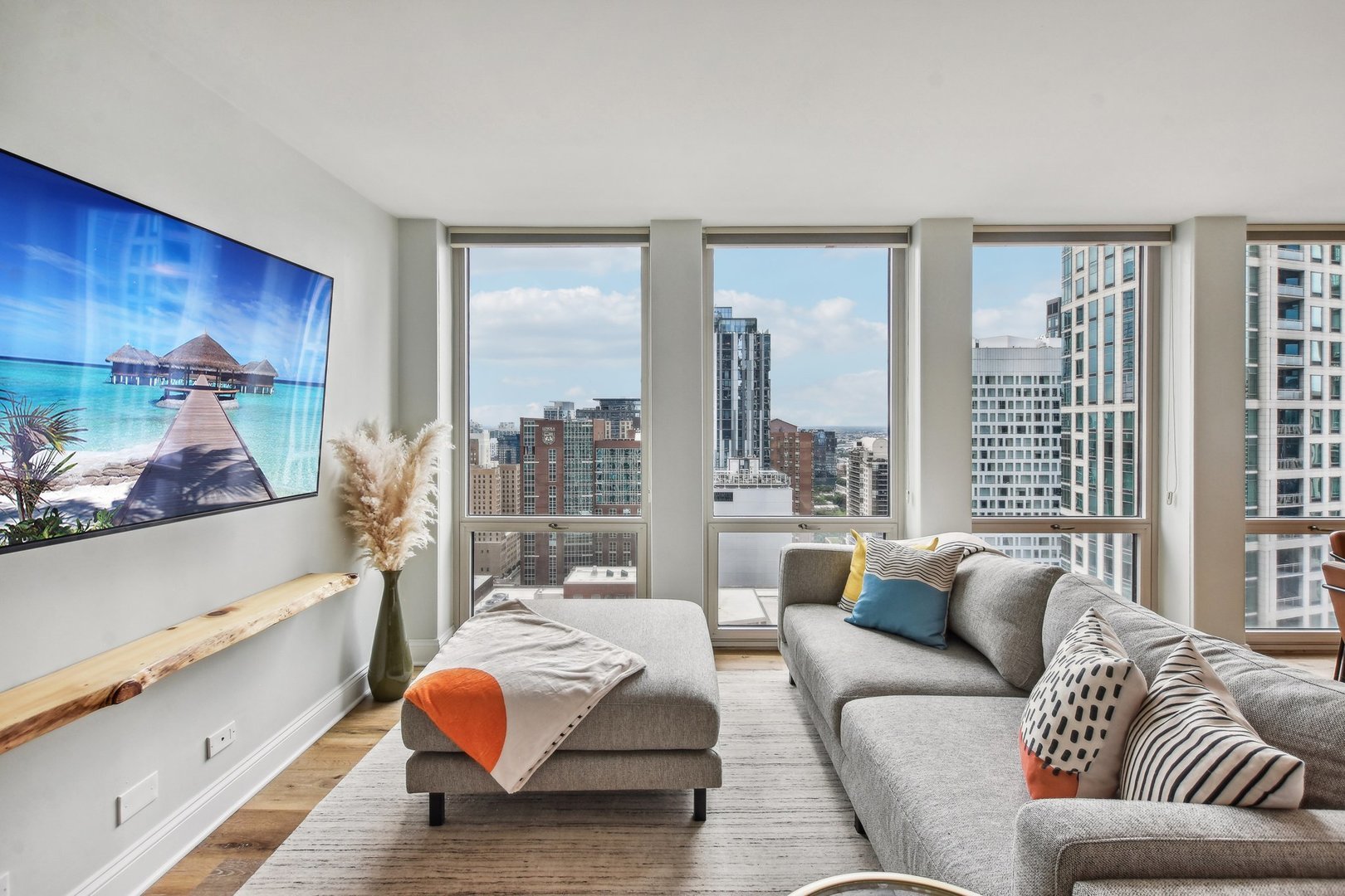 111 E Chestnut Street Unit: 31DE