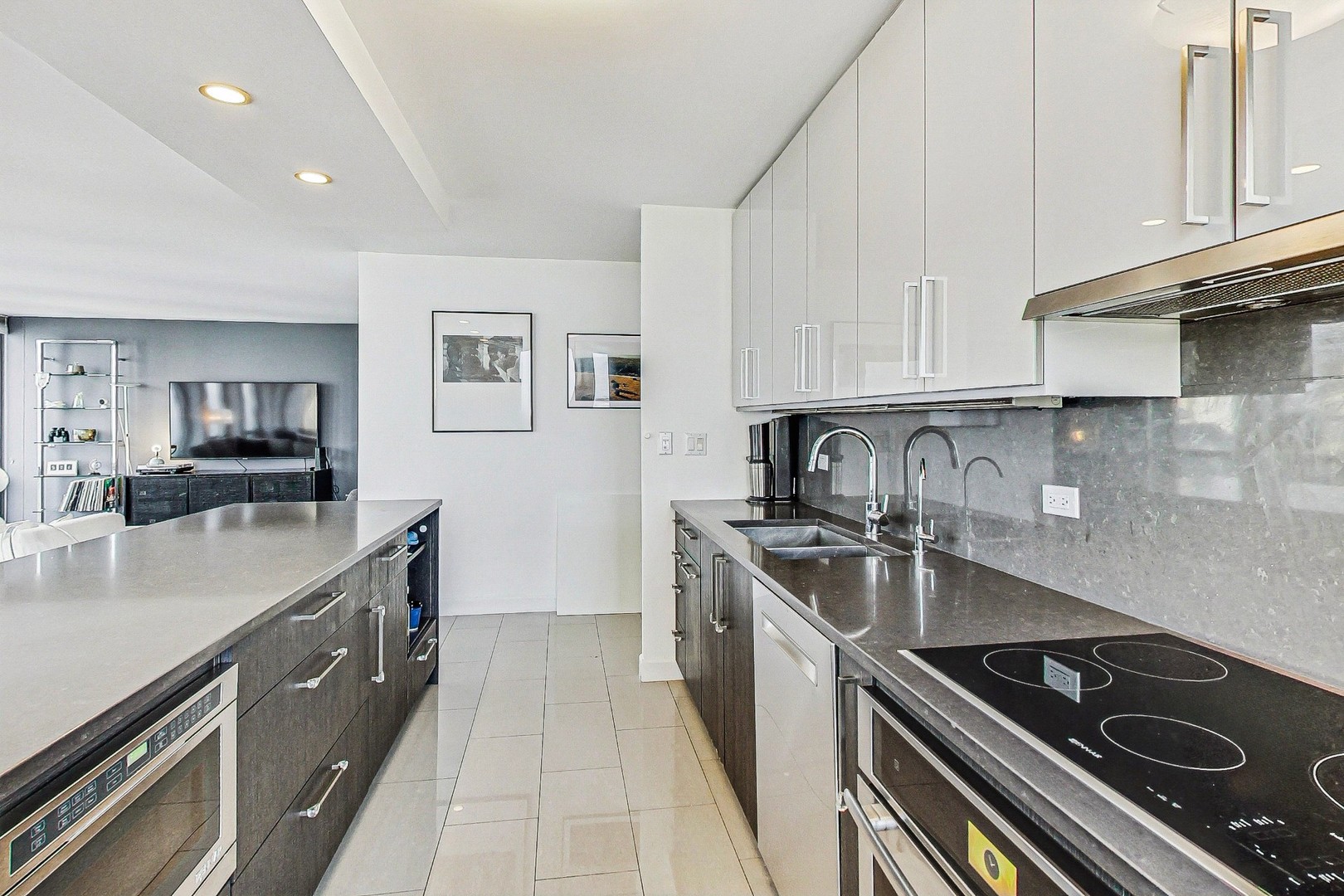 111 E Chestnut Street Unit: 48A