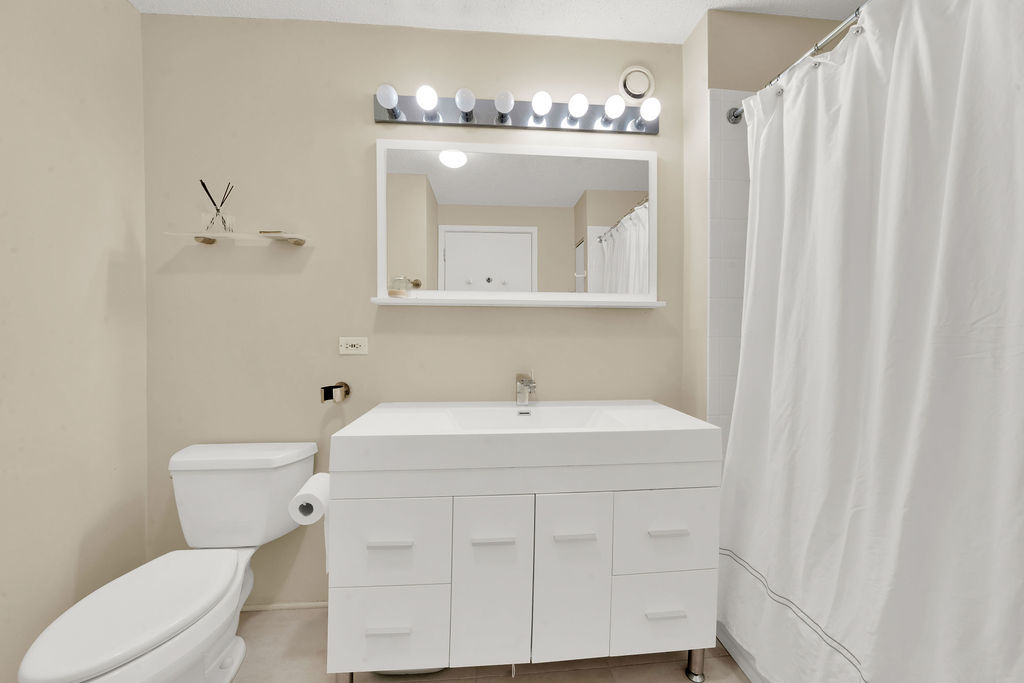 545 N Dearborn Street Unit: 2202