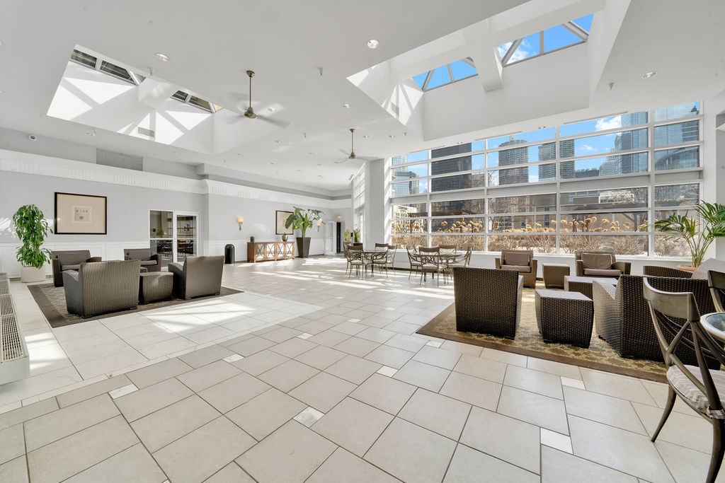 545 N Dearborn Street Unit: 2202
