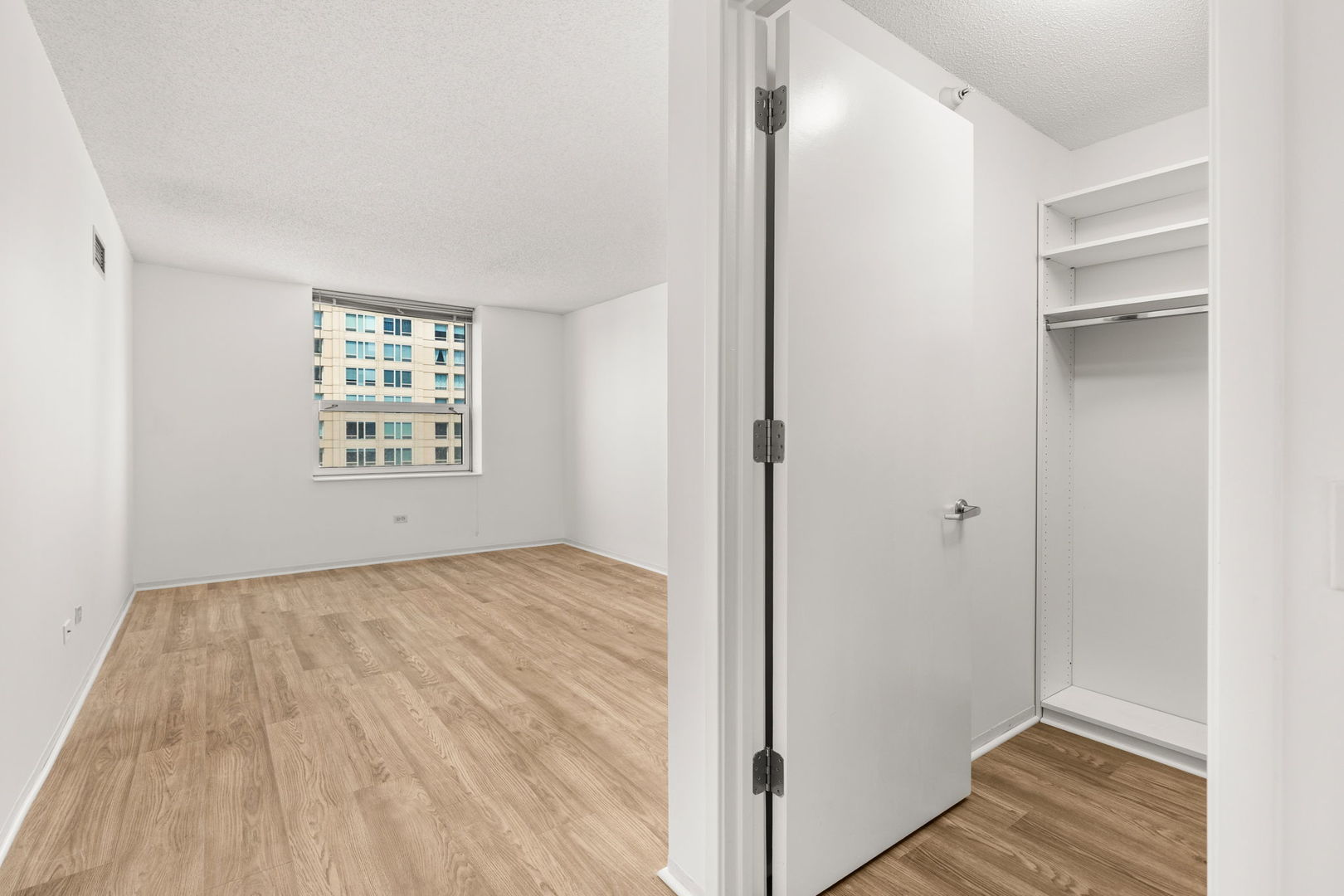 545 N Dearborn Street Unit: 2202