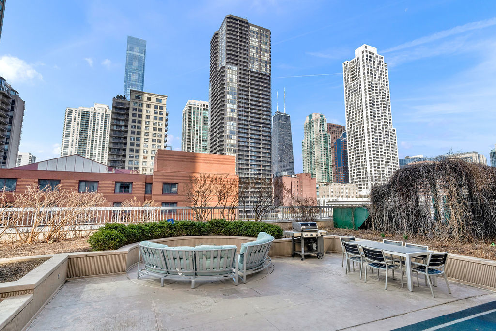 545 N Dearborn Street Unit: 2202