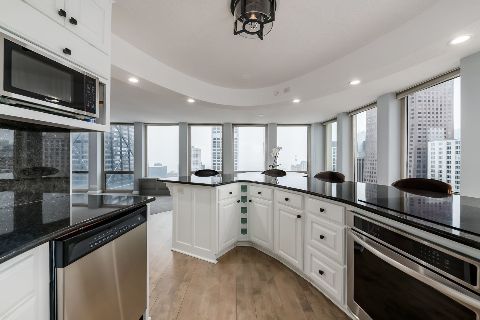 111 E Chestnut Street Unit: 37K